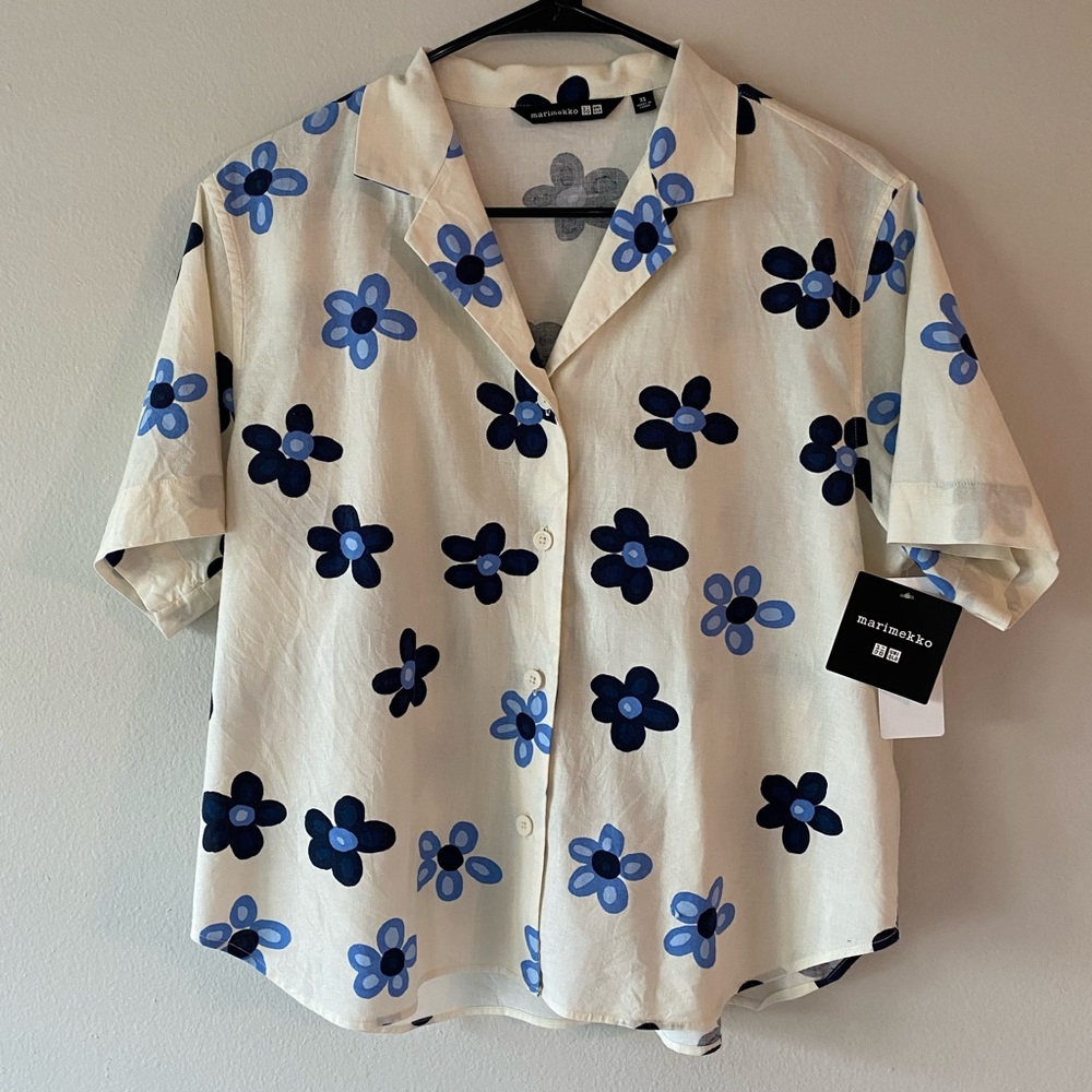 UNIQLO x marimekko button down short sleeve blue flower top